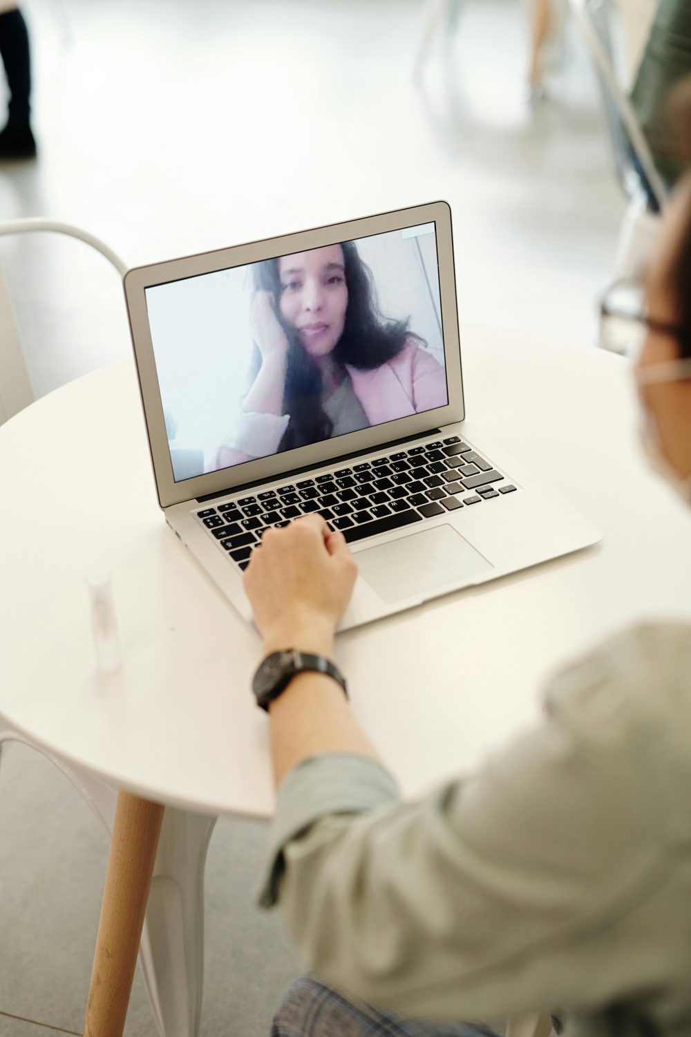 Persona en sesión de terapia online por videollamada